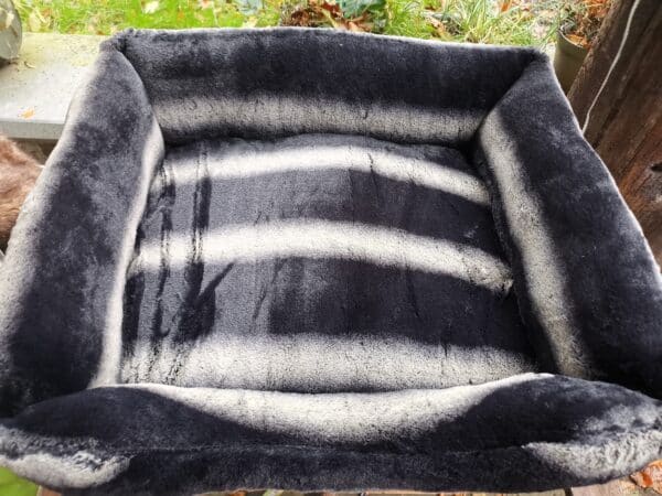 Lit, panier Furry en peluche douce gris et noir, pour chiens 55 x 50 x 20 cm - Beeztees