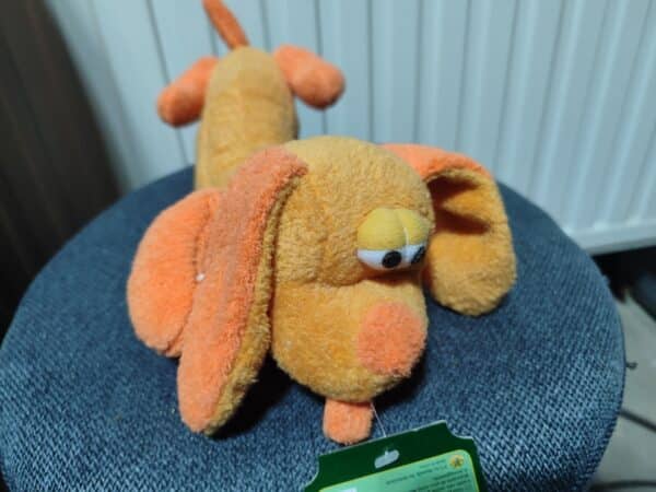 Chien en peluche orange